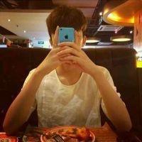 笑衬心酸。 都习惯了在深夜里一个