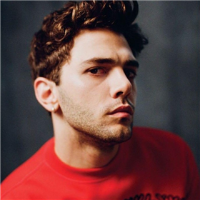 European and American male. 你是我孤单里最妖娆的