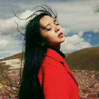 硬脾气 在人多时候最沉默，笑