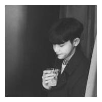 喜拿 明明说着看开了，却总