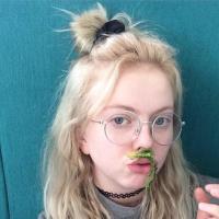 我说我爱他，可是风都笑了 . 浊酒千杯离歌笑，笑颜