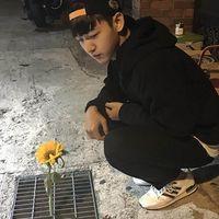 把枪藏进风衣 好可惜 我们并不是谁