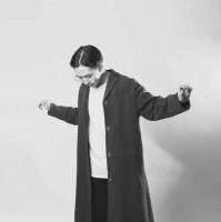 做我怀中人 听着你空间的音乐。眼