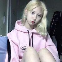 谭薇咩 仰望彩虹，雨中打伞而