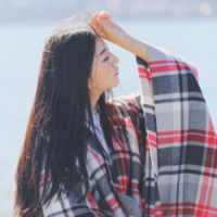 业余诗人. 躲避人群，在安静的角