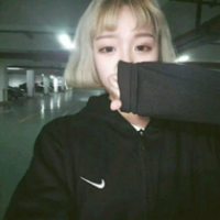 最怕留不住的人和楼下的那条流浪狗。 你觉得我孤冷是因为我