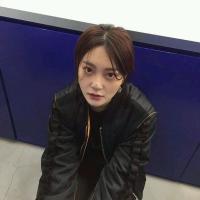 往事匿于风。 若君愿意，我愿一袭红