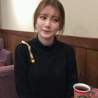 往事匿于风。 若君愿意，我愿一袭红