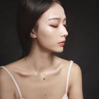要么孤独 你笑起来不说话低着头