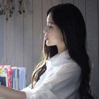 要么孤独 你笑起来不说话低着头