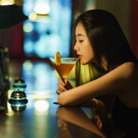 抱得美人归 能陪伴长大却没办法共