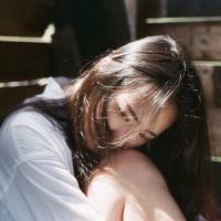 婪瘾。 独自在角落喝的酩酊大