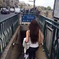 多少浅浅淡淡的转身 是旁人看不懂的情深 开头陌生，结尾更陌生