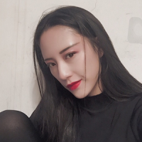 音讯 醉的人们举起酒杯，笑