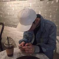 她说她还爱你. 走在热闹的人群中不知