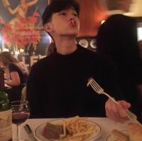 她说她还爱你. 走在热闹的人群中不知