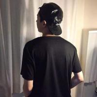 她说她还爱你. 走在热闹的人群中不知