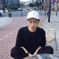 她说她还爱你. 走在热闹的人群中不知