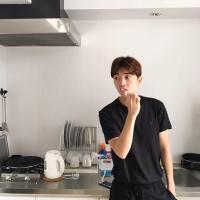 闻讯 听着忧伤的歌，心里全