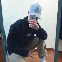 闻讯 她就像是那窗外湖边的