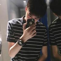 闻讯 她就像是那窗外湖边的