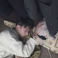 HUANG. “我的零食分你一半