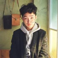 毒哑我的思念好吗 苦笑，笑到流泪；微笑