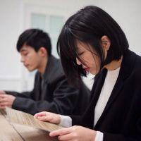 你在哪里 他踏过青色的石板 离