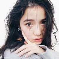 其实说白了，除了孤独和酒你什么都没有。 我们拥抱着就能取暖,