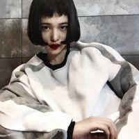 森 一个男人拿着温热的酒