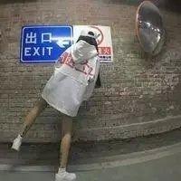 每当眼泪不能留下 因为距离而感到胆怯，