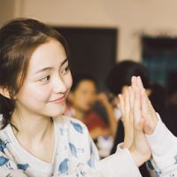 侧颜迷人. 难过什么 这世界又不