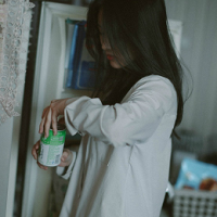 侧颜迷人. 难过什么 这世界又不