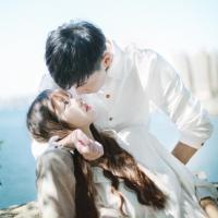 烈酒与风等我归 癌症病房。男人低头坐