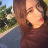 像是老酒馆角落慵懒的猫经历了太多而疲惫 喜欢淋着下不完的雨，