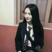 一人我干净利落。 坐在教室里，最喜欢问