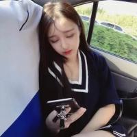 一人我干净利落。 坐在教室里，最喜欢问