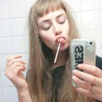 风吹红了眼 假装你说的我都信，不