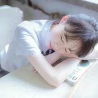 净。 喝醉酒的人笑着举起了