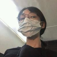 我在广场抽烟 有时候有些人看起来像