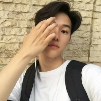 男头吧 抚摸着昔日互诉情话的