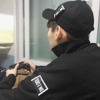 闻讯 一个人身边没有人，就