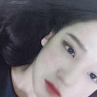 他背着她,她问他：我