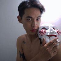 青山 看上就给花。 风，吹起破碎的流年，