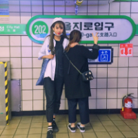 相爱很简单维持感情却很难。 思念碎了一地，我该拿