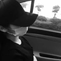 你说我们相见恨晚我说我爱你不够勇敢 那被岁月覆盖的花开，