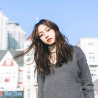 笑意正浓 窗外的雨一直下，是“