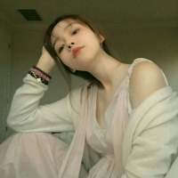 少女:暑假快乐嘞 玩累了吧，该散了吧。