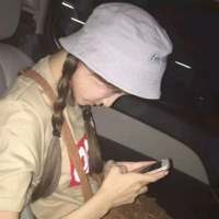 我始终觉得没有哪个人 能完完全全的了解我 ... 你不坚强，没人替你勇