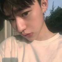 "  别把感情看得太重要  别把难过... 人潮太拥挤，我怕一放